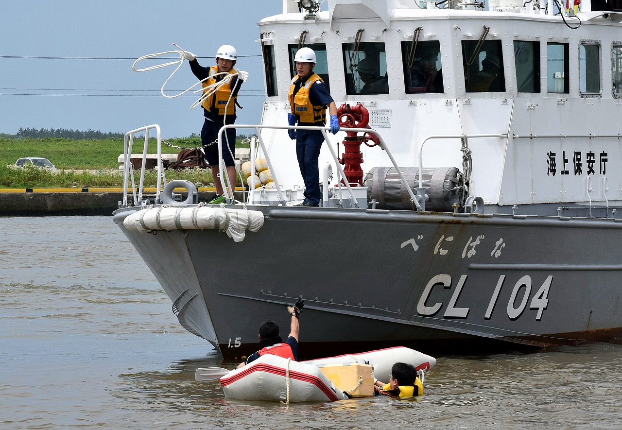 中学生が海難救助体験