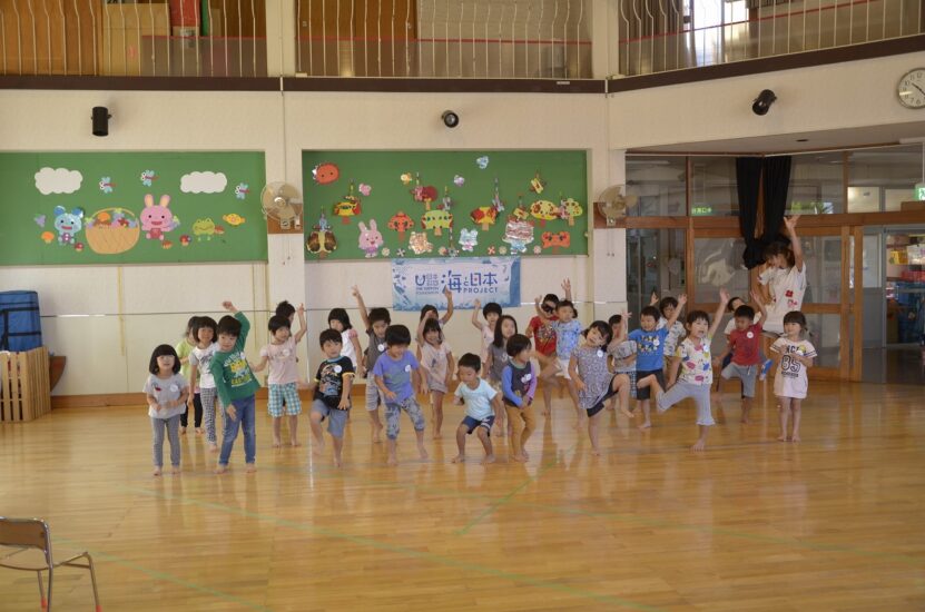 園児と“海ダンス！”山形南保育園