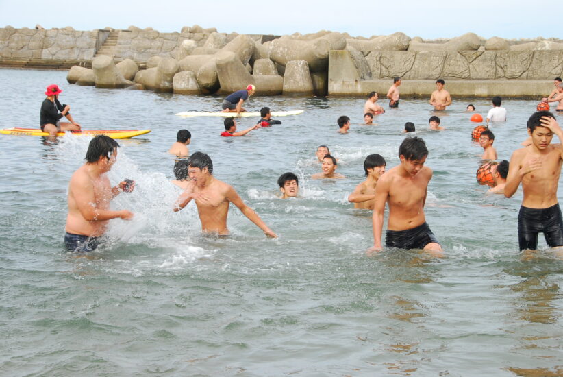 加茂水産高伝統の「水納め」　＠加茂レインボービーチ