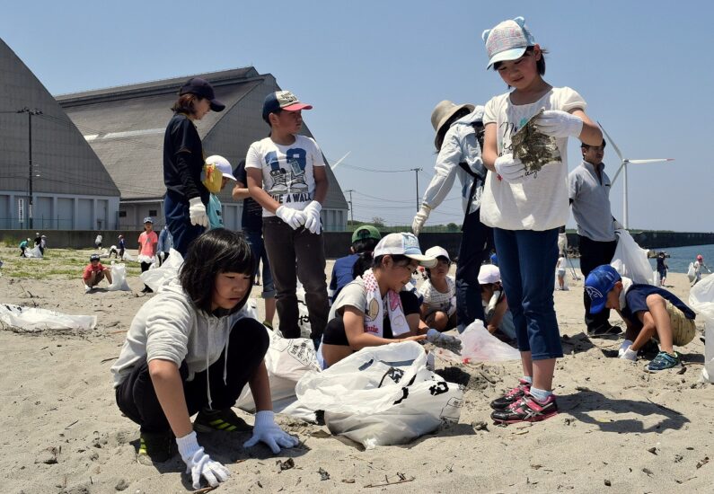 はだしで歩ける庄内海岸を目指して～西荒瀬小児童らが「庄内浜クリーンアップ作戦」～