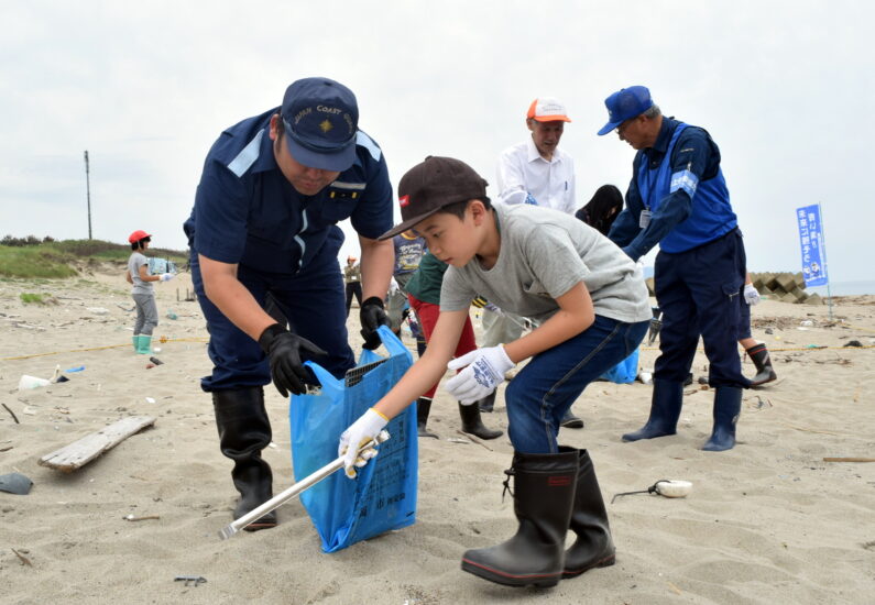 砂浜漂着ごみの量や種類調査～酒田海保と浜中小学校～