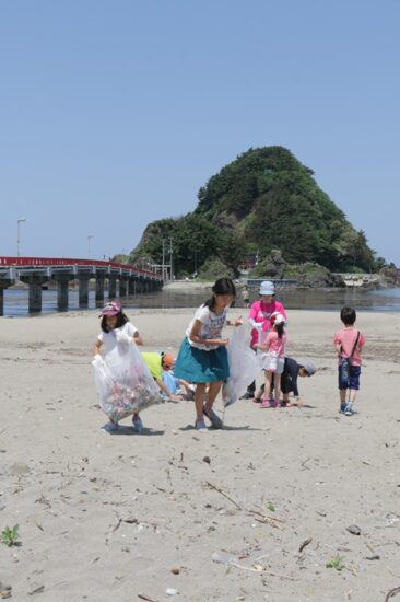 砂浜をきれいに～上郷放課後子供教室の児童が由良で清掃奉仕～