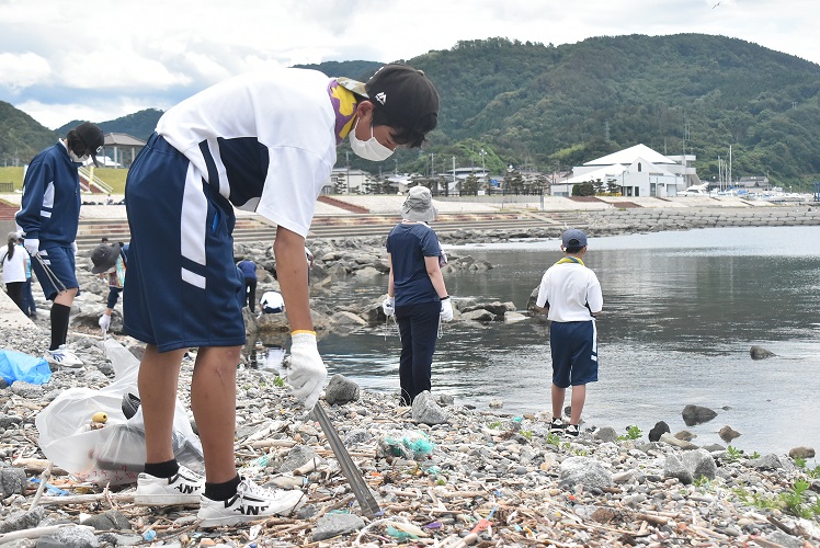 『地域をきれいに』鶴岡市立温海中学校が海洋ごみを調べながら回収　
