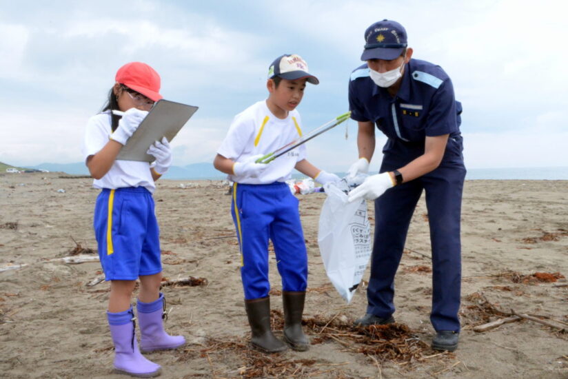 漂着ごみを浜中小学校の児童と一緒に調査