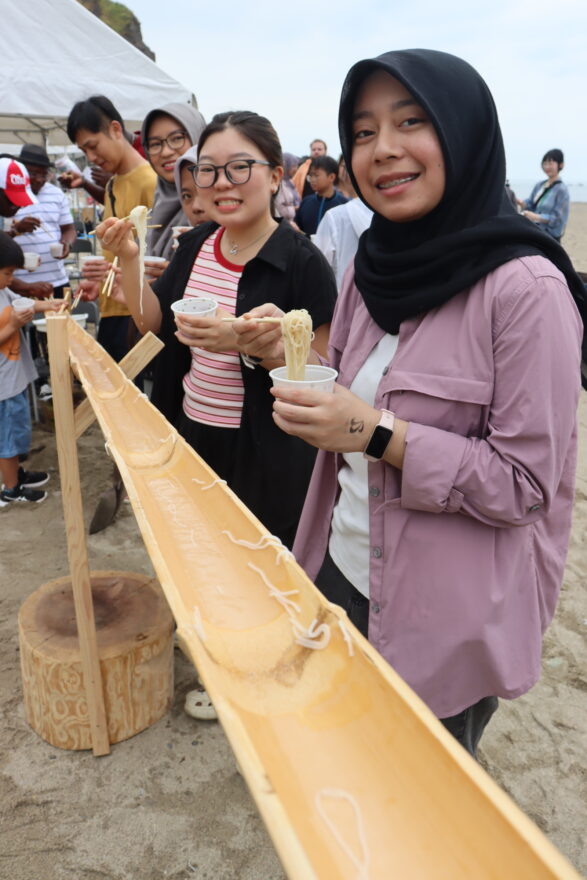 山大留学生と夏まつり交流　三瀬海岸で流しそうめんやスイカ割り