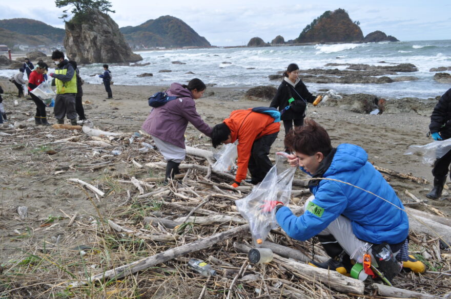 全国の学生が由良海岸へ　海ごみ問題に向き合う清掃活動