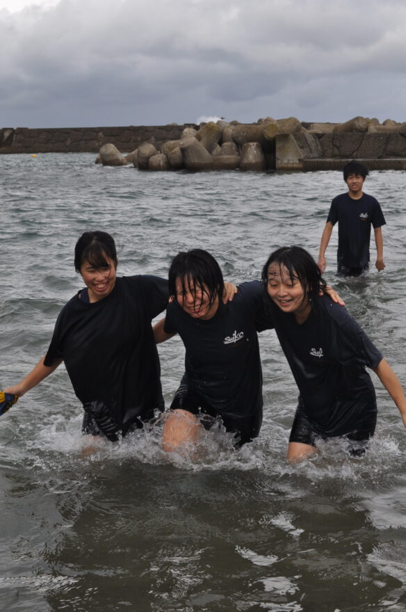 海への感謝込め「水納め」　加茂水高生、荒天に負けず伝統行事継承
